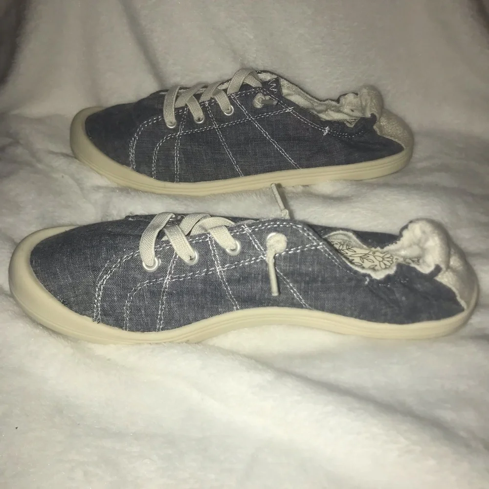 Women’s shoes, size 9M. - Picture 3 of 8